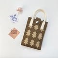 Dettaglio di borsa in maglia marrone con motivo ad albero di Natale e chiusura in metallo - Albero di Natale Caffè