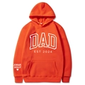 Sweat à capuche orange avec imprimé DAD EST 2024 blanc et nom personnalisé sur la manche - S / Haut Et Bas / Orange Slogan