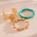 Vue détaillée d'un ensemble de 3 bracelets avec manchette florale dorée et perles - 4# (Ensemble de 3 Pièces) / Or-Bleu