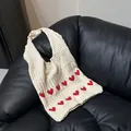 Bolso de punto blanco crema con estampados de corazones rojos y detalles de ganchillo - Albaricoque con corazón rojo - dos filas