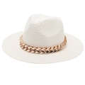 Vue détaillée d'un chapeau Panama blanc tressé avec chaîne dorée élégante - Chapeau de Paille à Bord Plat / Blanc