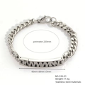 Vue détaillée d'un bracelet gourmette en acier inoxydable avec plaque à motif M texturé - Plaque d'identité argentée motif M (B539-01)