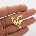 Detalle del collar de corazón dorado con un dije de nota musical en su interior - Símbolos Musicales En Oro