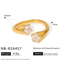 Detail van vergulde roestvrijstalen open ring met twee stervormige zirkonia's - Dubbele Ster Ontwerp (NB-R24457)