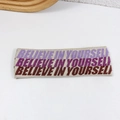 Beige gebreide yoga hoofdband met kleurrijke Believe In Yourself motiverende tekst - Paars