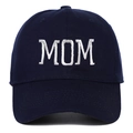 Dettaglio del ricamo bianco MOM su un berretto di cotone blu scuro - Regolabile / Ricamo MOM / Blu navy