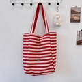 Détail du sac fourre-tout en toile rayé rouge et blanc avec plaque métallique ovale Sezakka - Rayures Rouges et Blanches - Doubles Bretelles (Sans Accessoires)