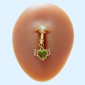 Détail d'un piercing de nombril doré avec cœur vert et ailes sur un mannequin - Style Ailes de Cœur Vert (#6)