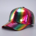 Primer plano de la textura de tela PU holográfica de colores en una gorra de béisbol - Curved Brim / Arcoíris