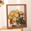 Doppelseitiger transparenter Holzrahmen mit gelben Trockenrosen für DIY-Blumendeko - Quadrat 6 Zoll (15,2x15,2cm) / Walnuss