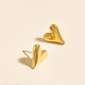 Orecchini a lobo a cuore placcati in oro 18 carati per donna su sfondo beige neutro - Oro