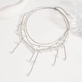Elegante collar de varias capas con cadenas de plata y dijes de cristal transparente - Collar-Flor Blanca