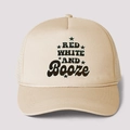 Vista frontal de gorra trucker beige con estampado Red White and Booze y detalle de cuerda - Caqui