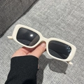Gafas de sol cuadradas en blanco crema con lentes gris oscuro para un estilo urbano chic - Montura Blanco Roto Lente Gris