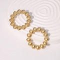 Pendientes de concha en acero inoxidable de 18k con diseño de corona sobre fondo blanco - Dorado