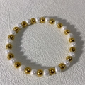 Dettaglio del bracciale di perle in acciaio 18k con perline dorate e bianche alternate - Perla di Conchiglia 5mm + Perla d'Oro in Acciaio Inossidabile 5mm