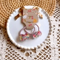 Detalle de gomas rosas con lazos de lentejuelas en una tarjeta con dibujos animados - 4# Estilo de Lazo
