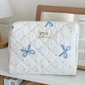 Neceser acolchado blanco con lunares azules y patrón decorativo de lazo elegante - Clutch Bag