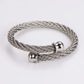 Detalle del brazalete de cable trenzado de acero inoxidable con extremos de bola - Color Acero