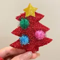 Broche sapin de Noël à paillettes rouges avec pompons colorés et étoile dorée au sommet - Broche Sapin de Noël Étoile et Pompons