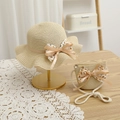 Détail d'un ensemble chapeau de paille enfant et mini sac assorti avec nœuds floraux - Chapeau Beige + Sac