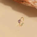 Verstellbarer 14K vergoldeter Ring mit lila Zirkon-Halbmond und Vintage-Zahnraddesign - Lila
