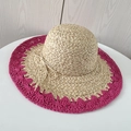 Detalle del sombrero de sol de rafia con bordes festoneados de ganchillo en color magenta - Rosa Rojo