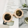 Detail einer Blumenform Kinder Sonnenbrille mit UV400 Gläsern und Mattierungseffekt - Matt Süßes Rosa