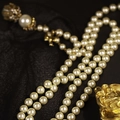 Collana di perle vintage a più strati con fiori e uccelli dorati su sfondo materico - Collana - Oro - Bianco
