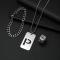 Detailsicht des silbernen Titanstahl-Schmucksets mit Buchstabe P auf Kette und Ring - Set P