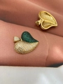 Détails de pendentifs en forme de feuille dorée sertis de cristaux verts et blancs fins - Pendentif-04