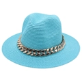 Détail d'un chapeau de paille bleu clair orné d'une chaîne en métal doré rose - Chapeau de Paille à Bord Plat / Bleu lac