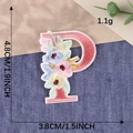 Rosafarbener Buchstabe P Aufbügler mit Blumenstickerei und Maßen 4,8cm x 3,8cm für Kleidung - Buchstabe P / Heißschmelzkleber
