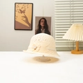 Detalle del sombrero cloche de paja crema con flores decorativas y adornos de perlas - Blanco lechoso