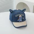 Dettaglio cappello bambino dinosauro con corna 3D e ricamo su tessuto blu navy - Blu