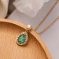 18K vergulde ketting met peer-geslepen smaragdgroene zirkoon hanger en fonkelende halo stenen - Groen