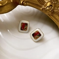 Detalle de pendientes vintage cuadrados con motivos florales al óleo en bandeja de concha - Cuadrado Colorido