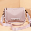 Bolso bandolera de nailon rosa con correa ancha de logo ZK&WK y letras metálicas - Rosa Con Letras