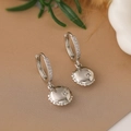 Dettaglio di orecchini a palloncino geometrici placcati in argento con zirconi lucidi - Stile Pendente Tondo (44524) / Argento