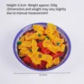 Modelo realista de huevos revueltos con tomate en un cuenco con dibujos azules - Fresa y huevo frito