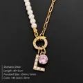 Elegante collar de acero inoxidable con perlas de imitación y colgante de letra L rosa - Letra L