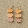 Dettaglio di orecchini a zucca in gradiente arancione e rosa con ganci in metallo dorato - Pendenti Zucca Arancione Sfumato