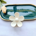 Primer plano de pinza de pelo flor blanca mate en bandeja con tulipán amarillo - Blanco