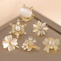 Set di 6 spille dorate con quadrifoglio e margherite con perle e cristalli brillanti - Set da 6 pezzi moda