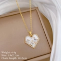 Detalle del collar de corazón en acero de titanio dorado con esmalte blanco, circón y medidas - Colgante De Micro-engaste De Cobre Con Cadena De Acero De Titanio K303