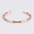 Dettaglio ravvicinato di un bracciale rigido oro rosa con design a nodi di bambù - Oro rosa