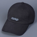 Klassische schwarze Baumwoll-Baseballkappe mit hellblauer SURFING-Stickerei - M (56-58cm) / Schwarz