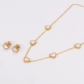 Detailliertes goldenes Schmuckset mit Herzanhängern und weißer Perlmutt-Einlage - Herz Schmuckset / Gold