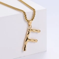 Détail du pendentif lettre F doré avec texture lave et chaîne à mailles carrées - Lettre F Dorée Pendentif Uniquement (Sans Chaîne)