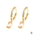 Dettaglio di orecchini placcati oro 18K con pendenti in zircone a goccia color champagne - Champagne Ovale